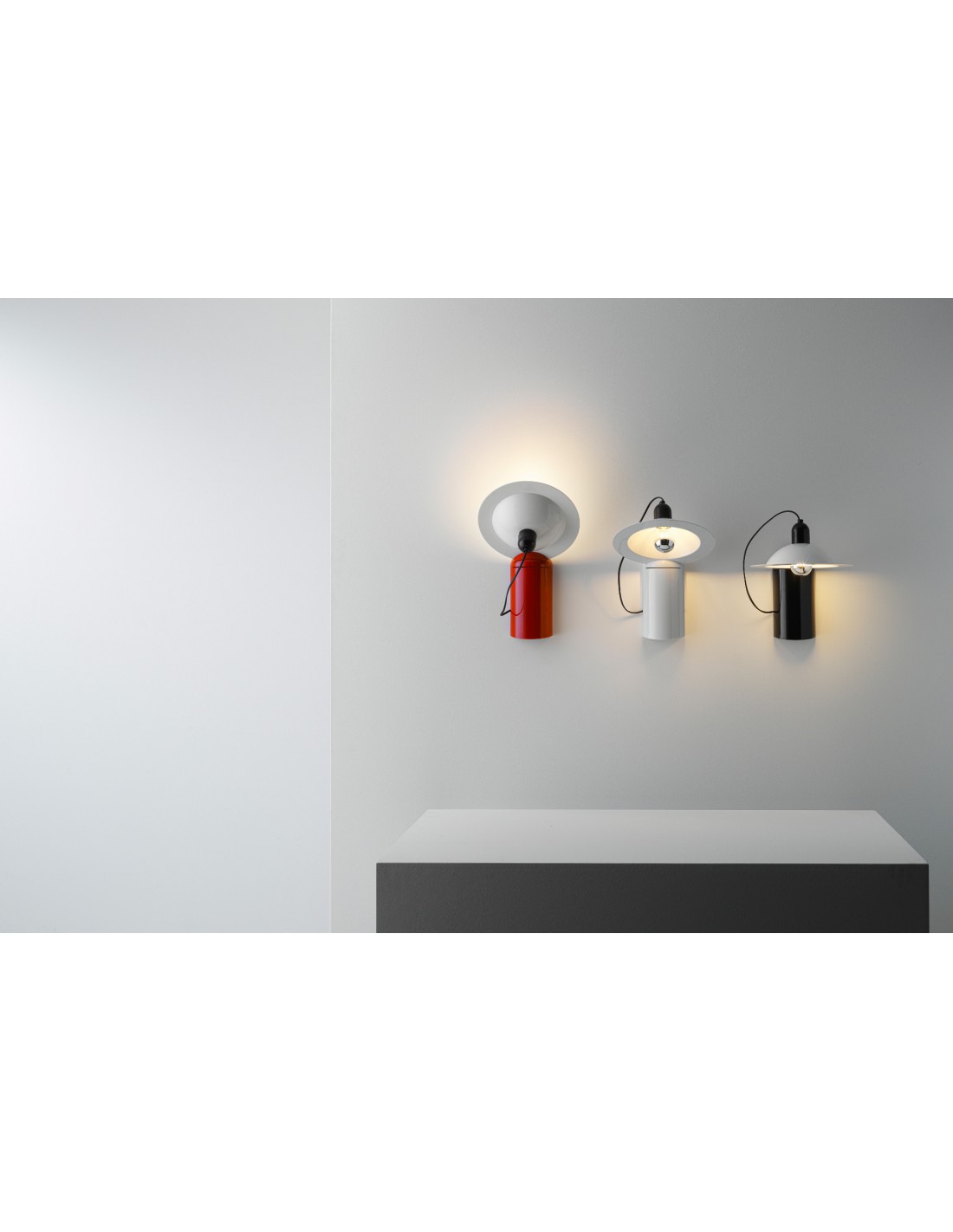 Lampada Da Tavolo Applique Vintage Con Parabola Lampiatta Rosso E Bianco Stilnovo 8973