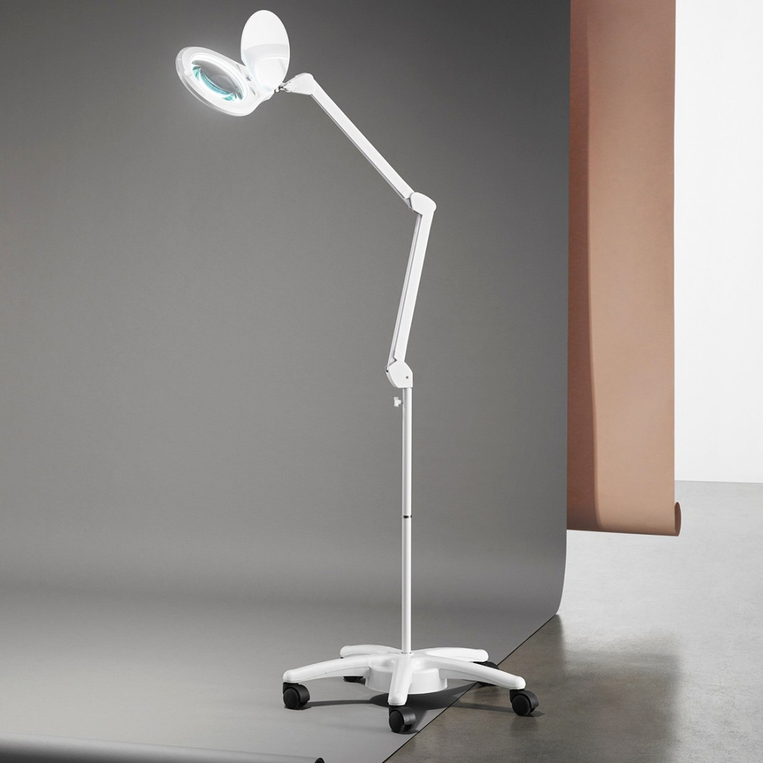 Piantana Lampada da terra CLOSE con rotelle e lente di ingrandimento 3 diottrie